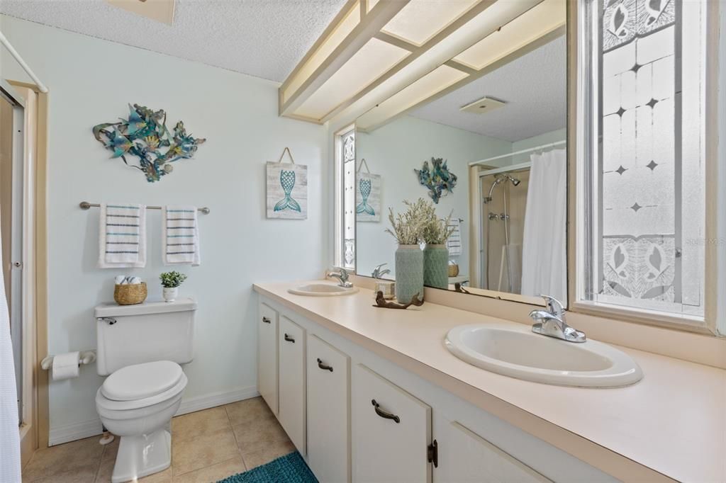 合同活跃: $229,900 (2 贝兹, 2 浴室, 1274 平方英尺)