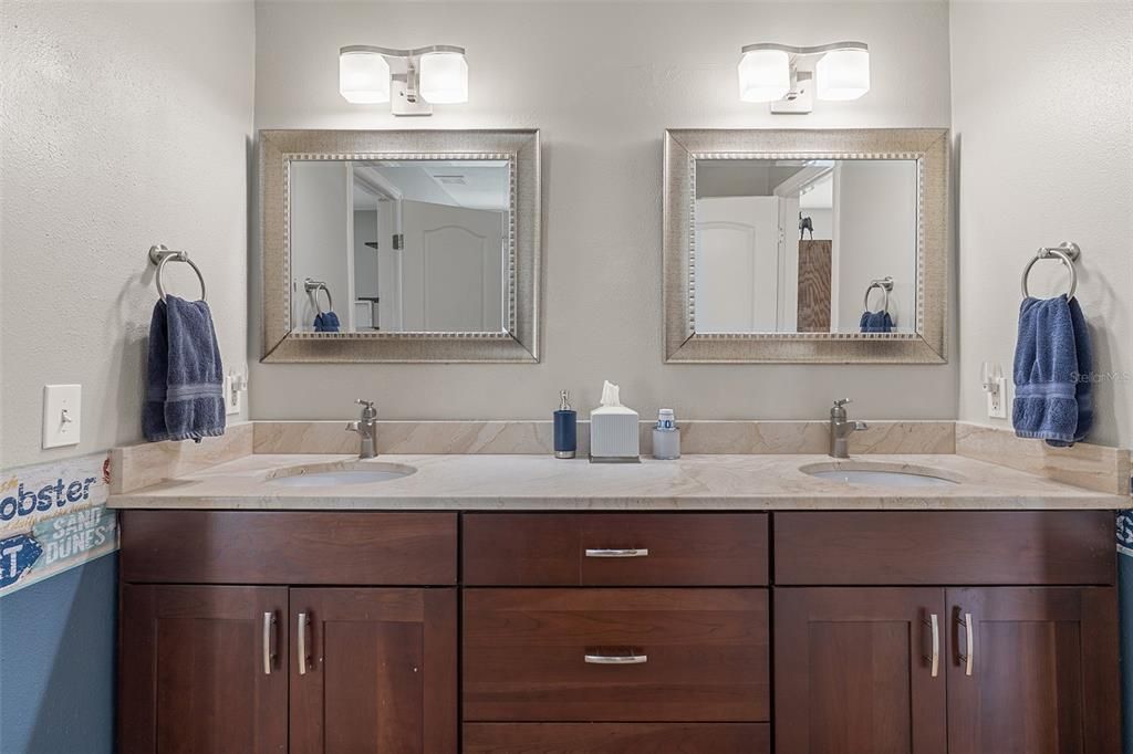 En Venta: $525,000 (4 camas, 3 baños, 2374 Pies cuadrados)