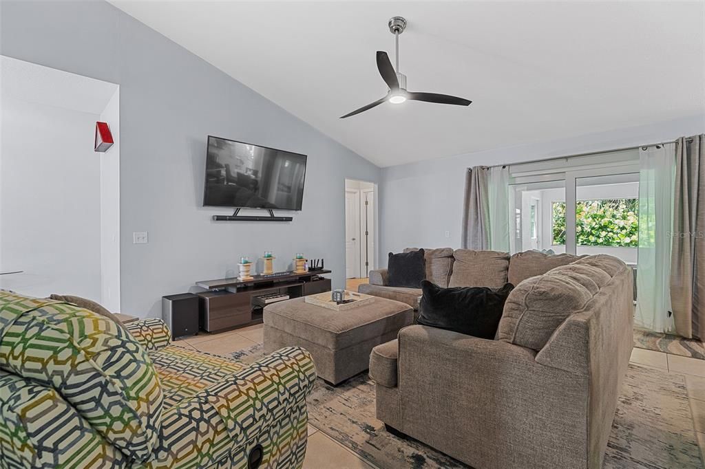 En Venta: $525,000 (4 camas, 3 baños, 2374 Pies cuadrados)