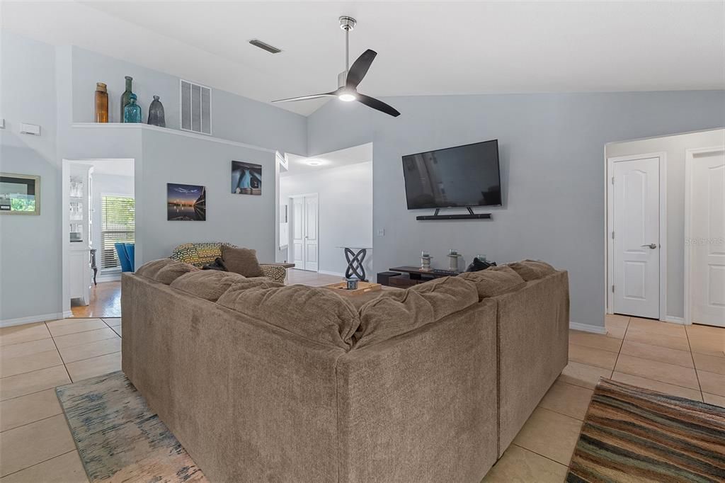 En Venta: $525,000 (4 camas, 3 baños, 2374 Pies cuadrados)