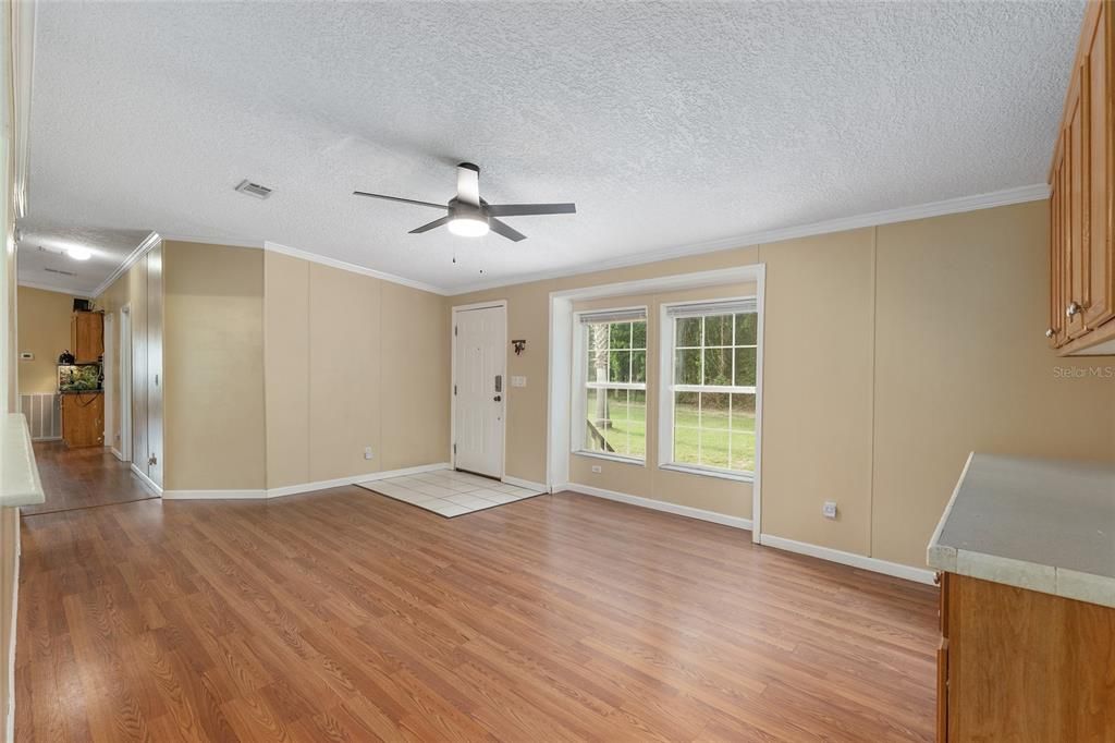 На продажу: $299,000 (4 спален, 2 ванн, 2186 Квадратных фут)