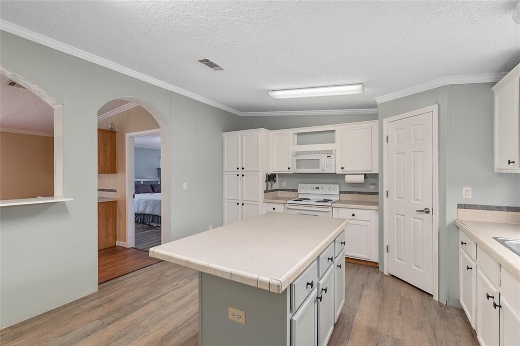 На продажу: $299,000 (4 спален, 2 ванн, 2186 Квадратных фут)