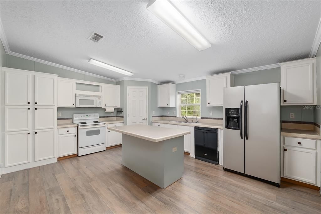 На продажу: $299,000 (4 спален, 2 ванн, 2186 Квадратных фут)