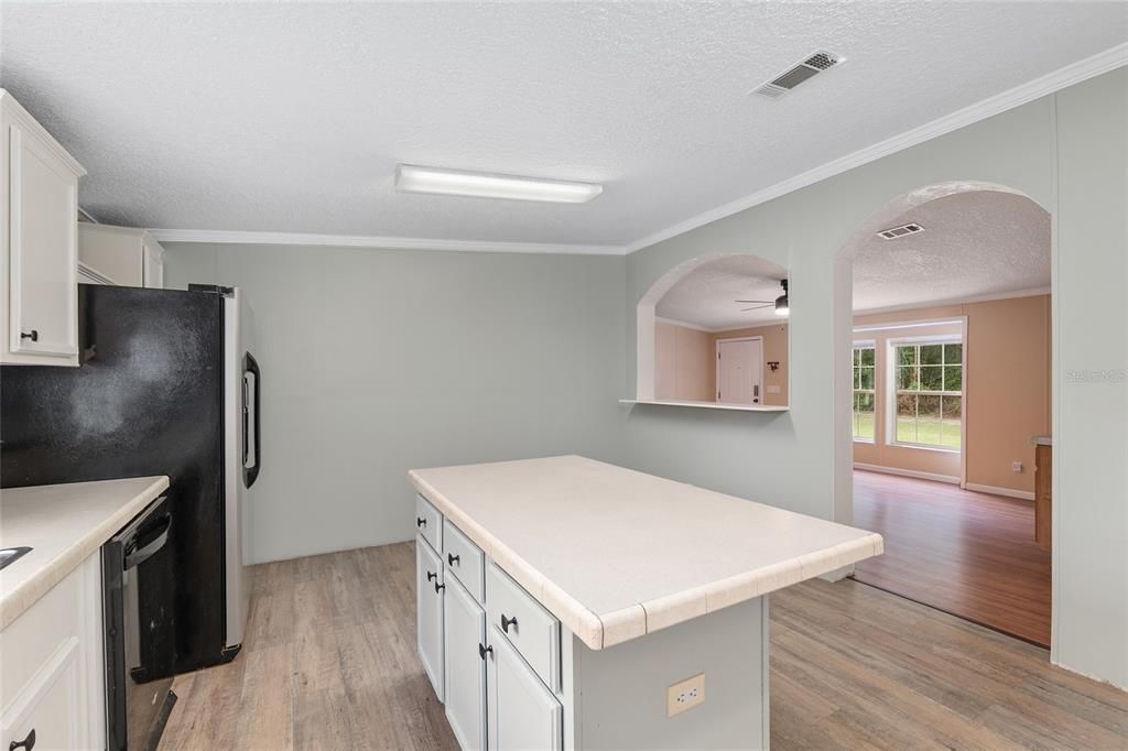 На продажу: $299,000 (4 спален, 2 ванн, 2186 Квадратных фут)