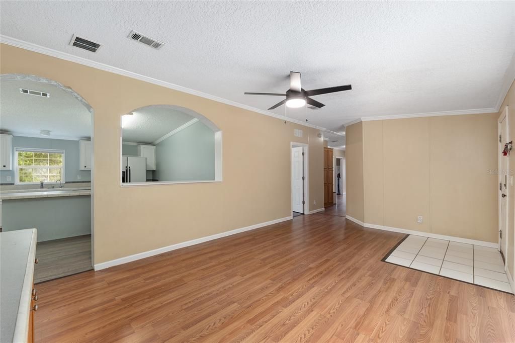 На продажу: $299,000 (4 спален, 2 ванн, 2186 Квадратных фут)