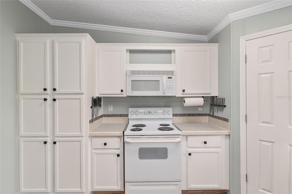 На продажу: $299,000 (4 спален, 2 ванн, 2186 Квадратных фут)