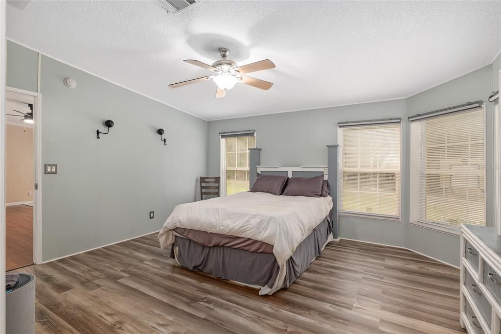 На продажу: $299,000 (4 спален, 2 ванн, 2186 Квадратных фут)