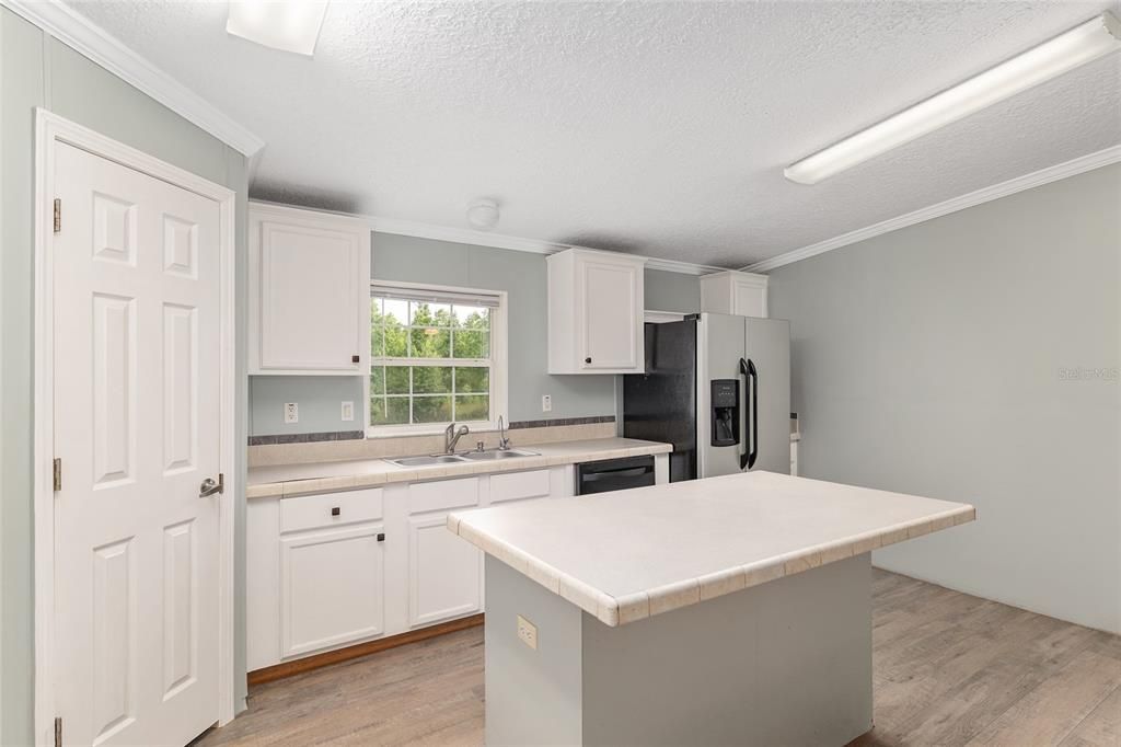 На продажу: $299,000 (4 спален, 2 ванн, 2186 Квадратных фут)