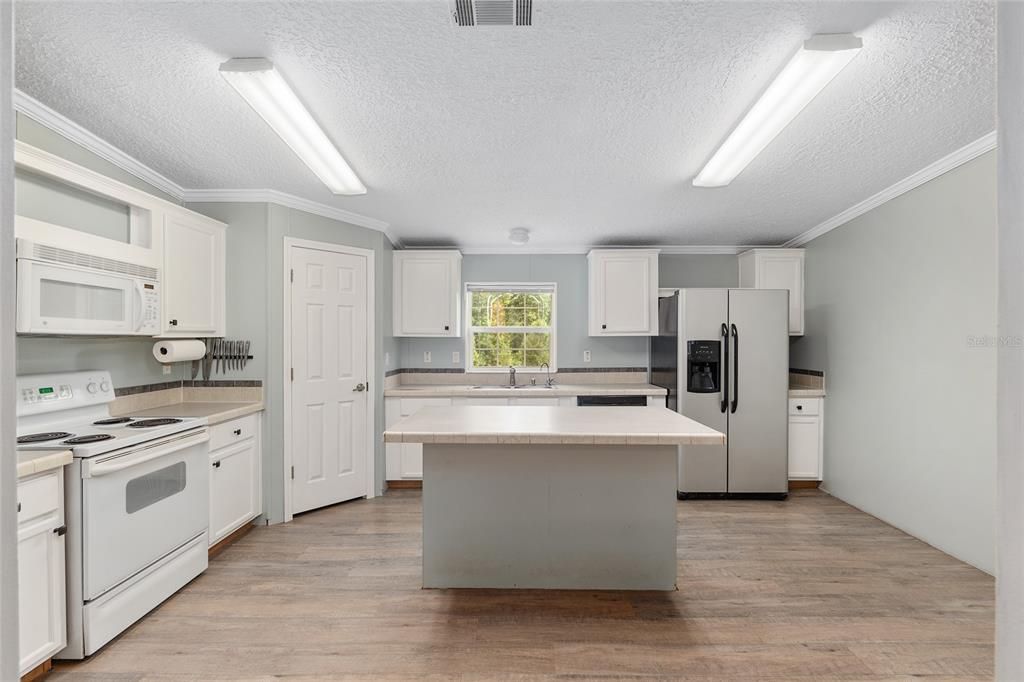 На продажу: $299,000 (4 спален, 2 ванн, 2186 Квадратных фут)