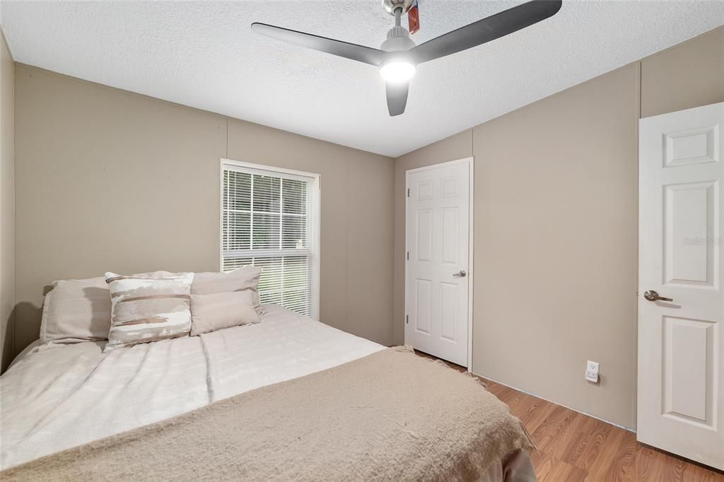 На продажу: $299,000 (4 спален, 2 ванн, 2186 Квадратных фут)