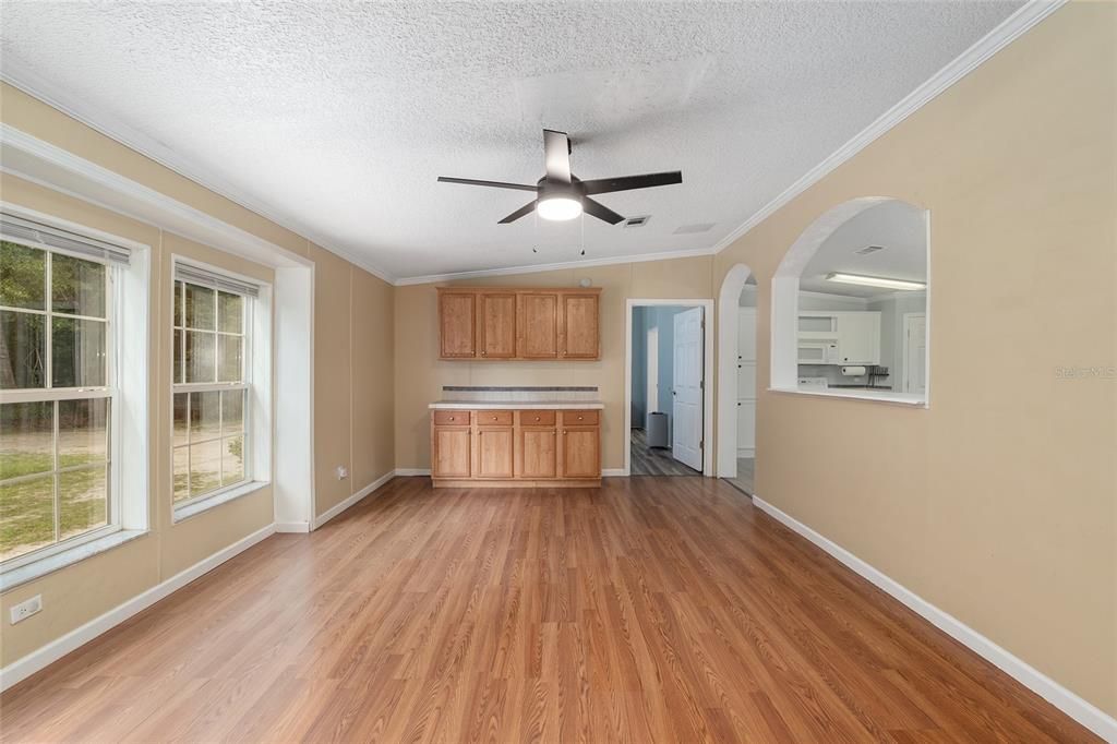 На продажу: $299,000 (4 спален, 2 ванн, 2186 Квадратных фут)