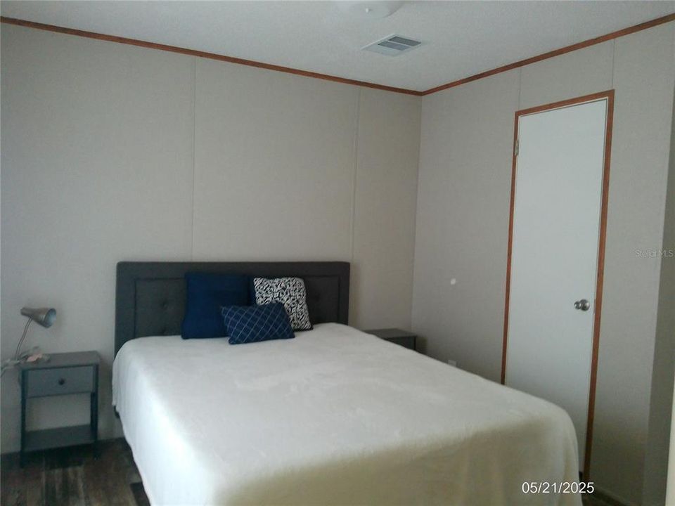 待售: $260,000 (2 贝兹, 2 浴室, 840 平方英尺)