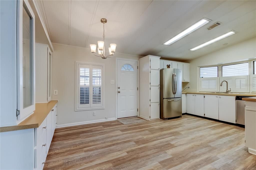 Active With Contract: $225,000 (2 beds, 2 baths, 1104 Square Feet)