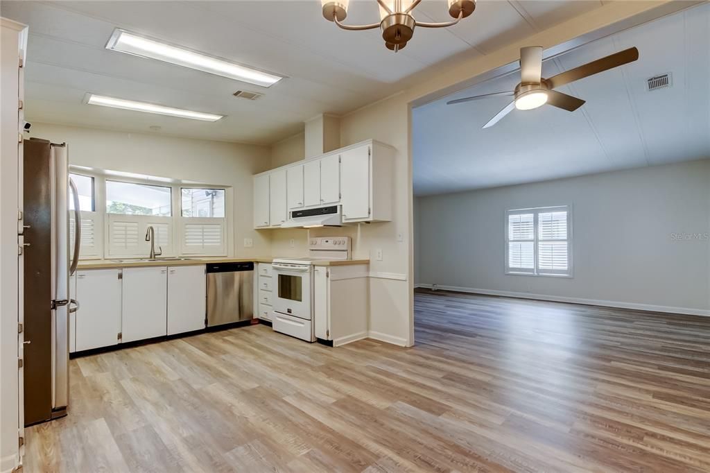 Active With Contract: $225,000 (2 beds, 2 baths, 1104 Square Feet)