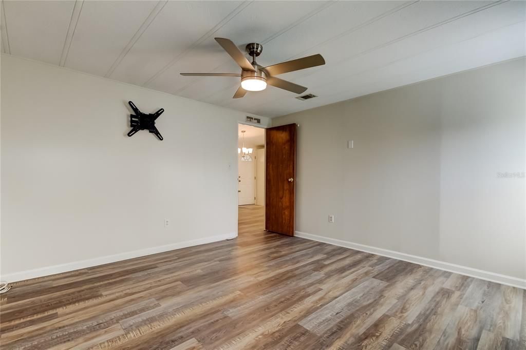 Active With Contract: $225,000 (2 beds, 2 baths, 1104 Square Feet)