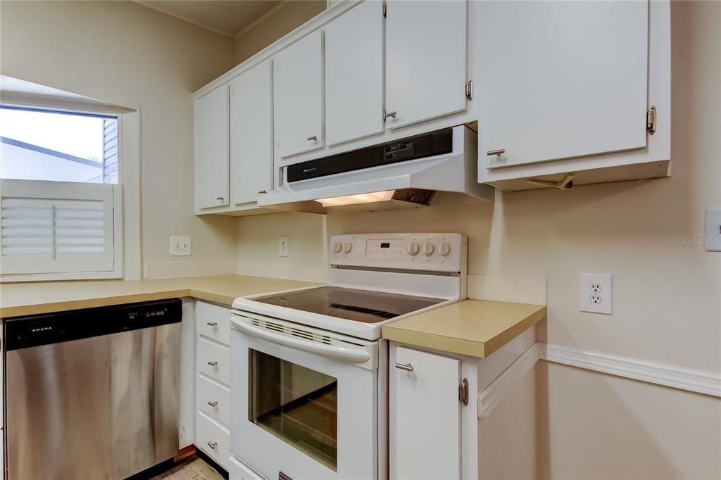 Active With Contract: $225,000 (2 beds, 2 baths, 1104 Square Feet)