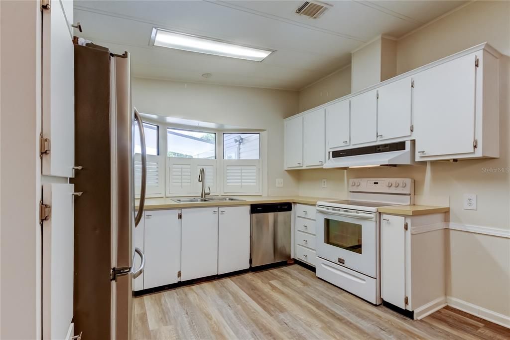 Active With Contract: $225,000 (2 beds, 2 baths, 1104 Square Feet)