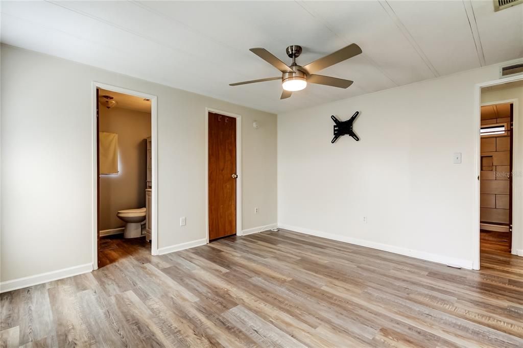 Active With Contract: $225,000 (2 beds, 2 baths, 1104 Square Feet)