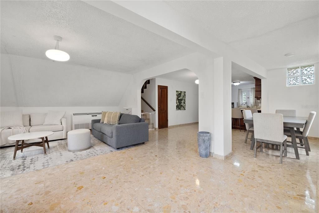 На продажу: $682,500 (5 спален, 3 ванн, 2142 Квадратных фут)