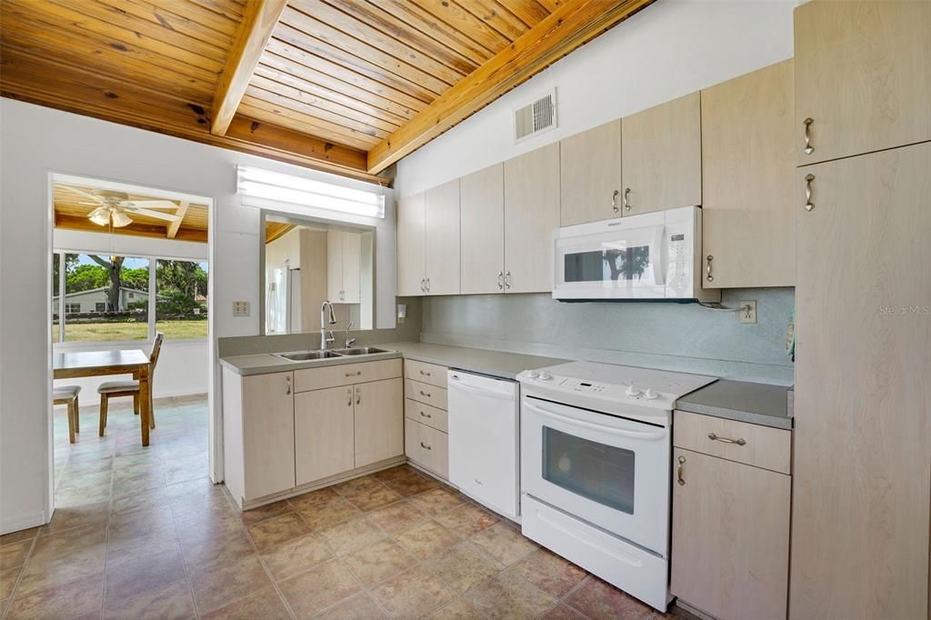 На продажу: $399,900 (2 спален, 2 ванн, 1897 Квадратных фут)