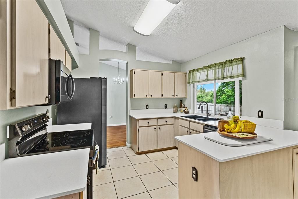 Active With Contract: $300,000 (3 beds, 2 baths, 1707 Square Feet)