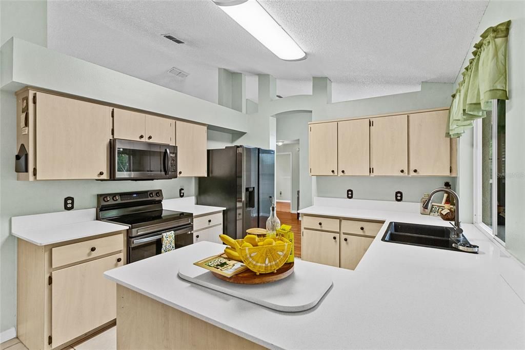 Active With Contract: $300,000 (3 beds, 2 baths, 1707 Square Feet)