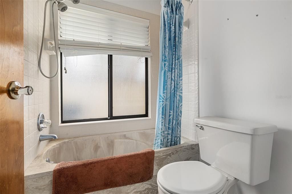 Activo con contrato: $249,900 (3 camas, 2 baños, 1850 Pies cuadrados)