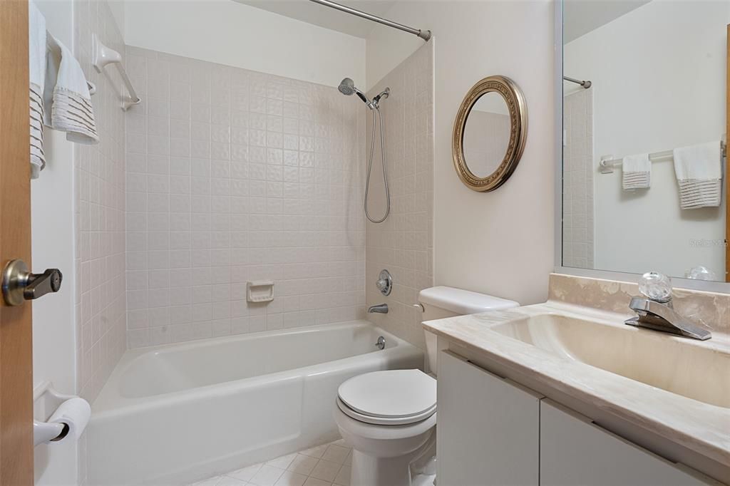 Activo con contrato: $249,900 (3 camas, 2 baños, 1850 Pies cuadrados)