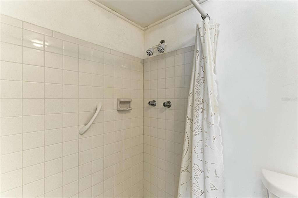 Activo con contrato: $127,900 (2 camas, 2 baños, 947 Pies cuadrados)