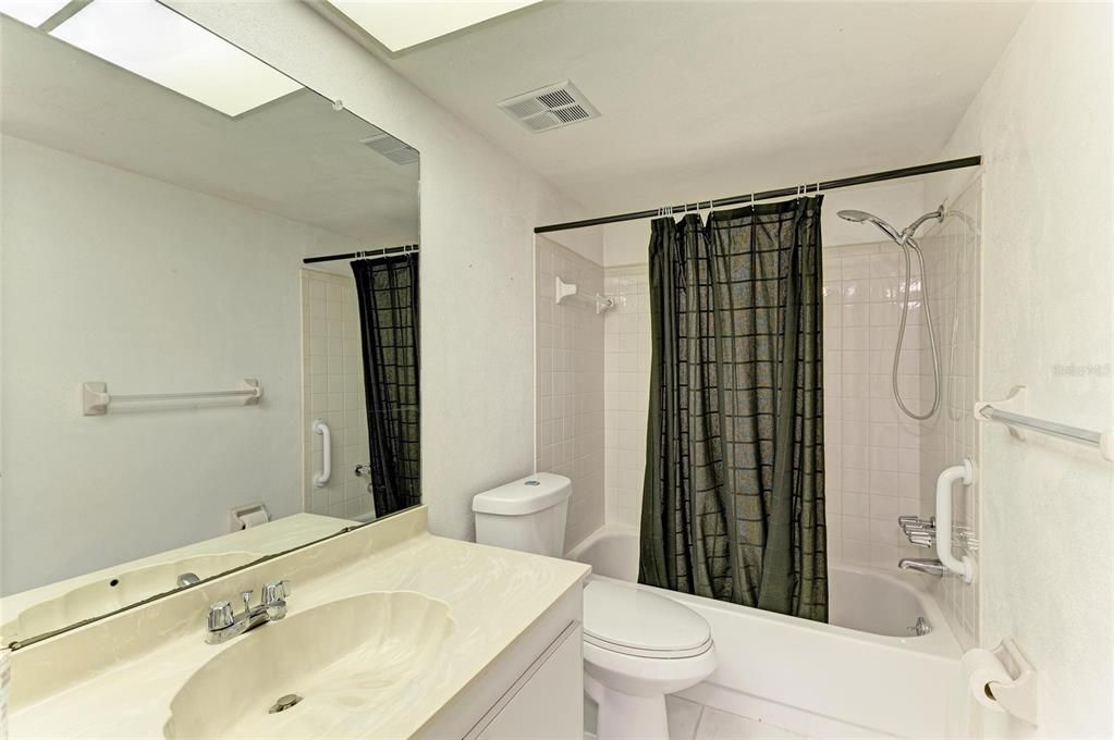 Activo con contrato: $127,900 (2 camas, 2 baños, 947 Pies cuadrados)