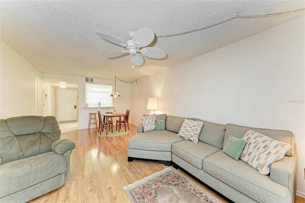 Activo con contrato: $127,900 (2 camas, 2 baños, 947 Pies cuadrados)