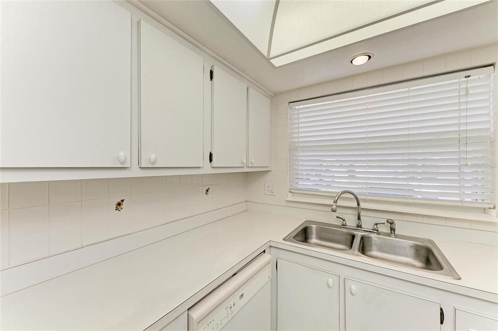 Activo con contrato: $127,900 (2 camas, 2 baños, 947 Pies cuadrados)
