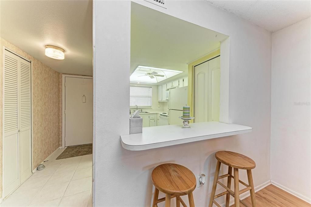 Activo con contrato: $127,900 (2 camas, 2 baños, 947 Pies cuadrados)