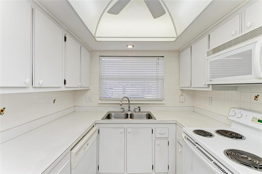 Activo con contrato: $127,900 (2 camas, 2 baños, 947 Pies cuadrados)