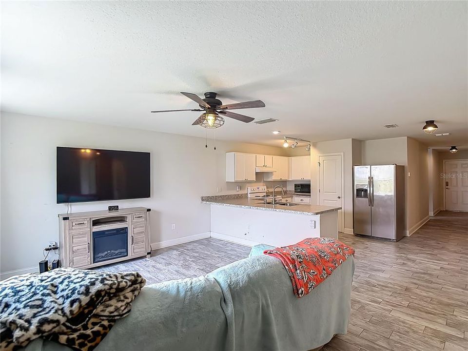 Activo con contrato: $289,900 (4 camas, 2 baños, 1437 Pies cuadrados)