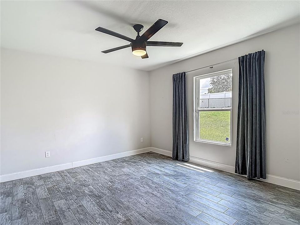 Activo con contrato: $289,900 (4 camas, 2 baños, 1437 Pies cuadrados)