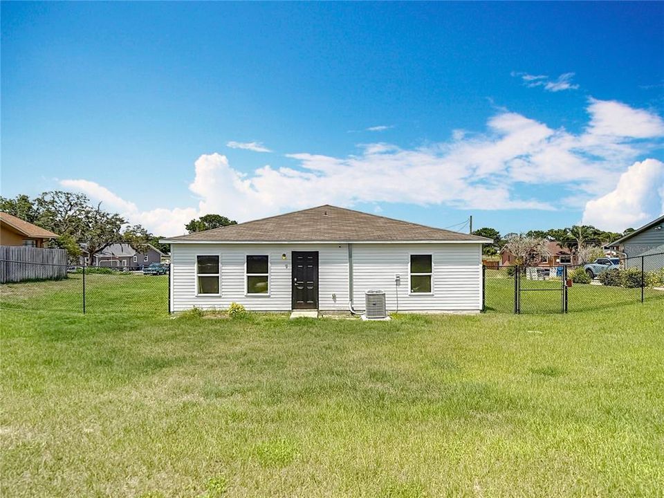 Activo con contrato: $289,900 (4 camas, 2 baños, 1437 Pies cuadrados)