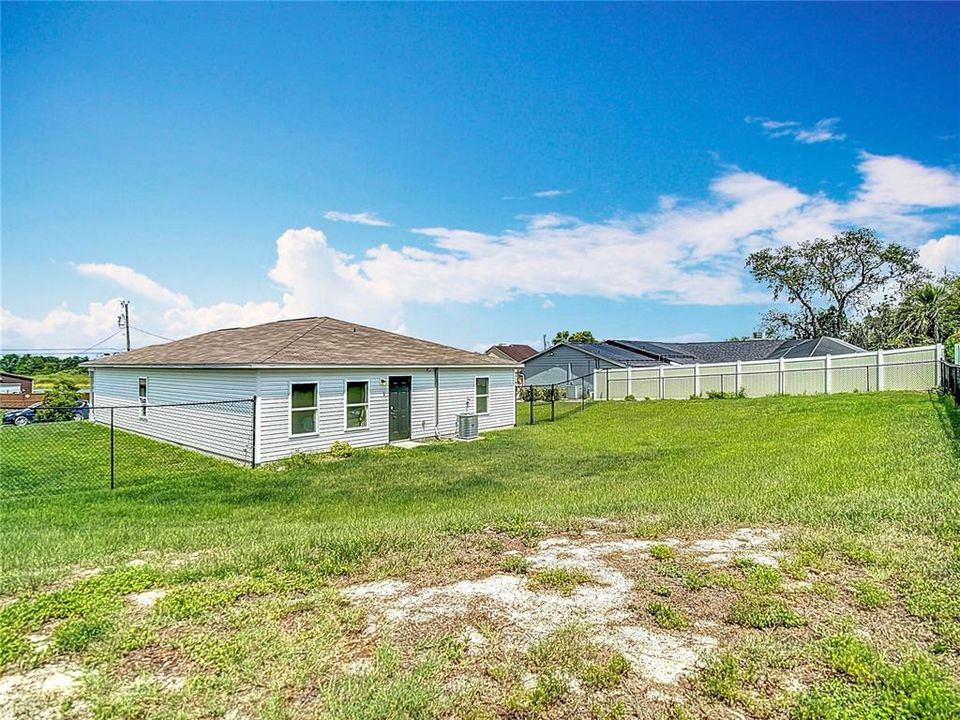 Activo con contrato: $289,900 (4 camas, 2 baños, 1437 Pies cuadrados)