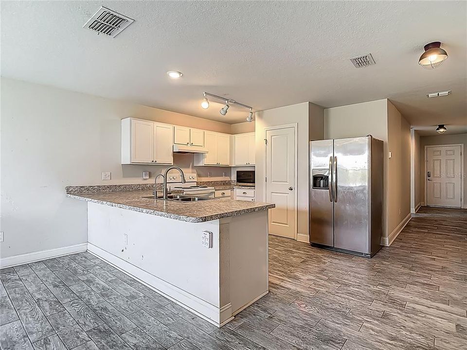 Activo con contrato: $289,900 (4 camas, 2 baños, 1437 Pies cuadrados)