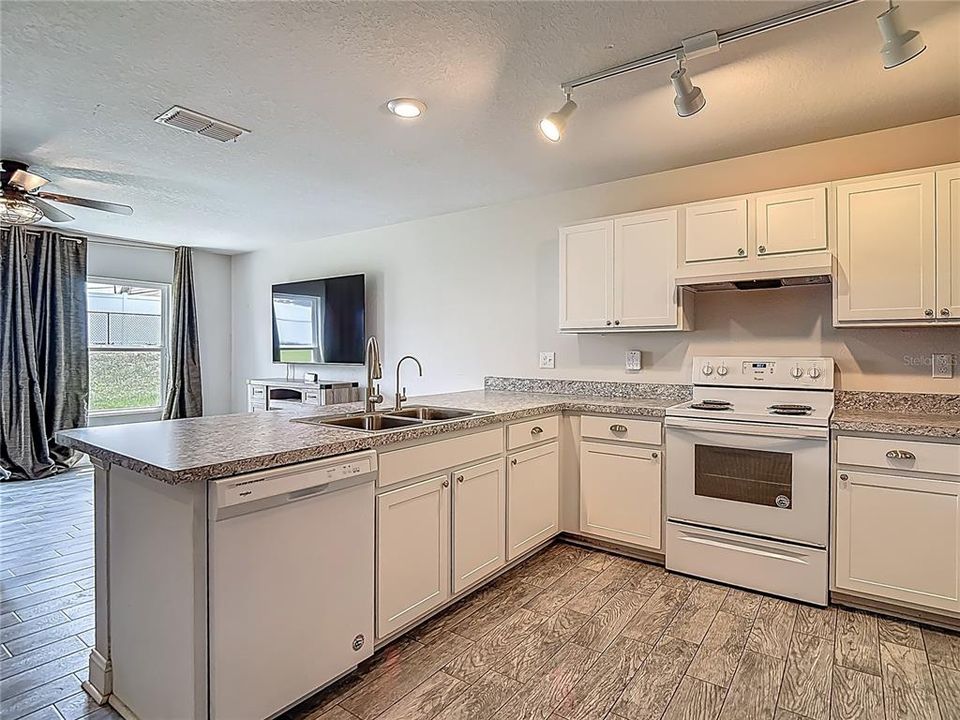 Activo con contrato: $289,900 (4 camas, 2 baños, 1437 Pies cuadrados)