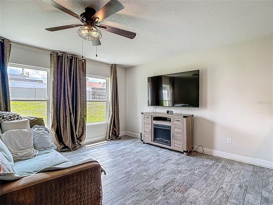 Activo con contrato: $289,900 (4 camas, 2 baños, 1437 Pies cuadrados)