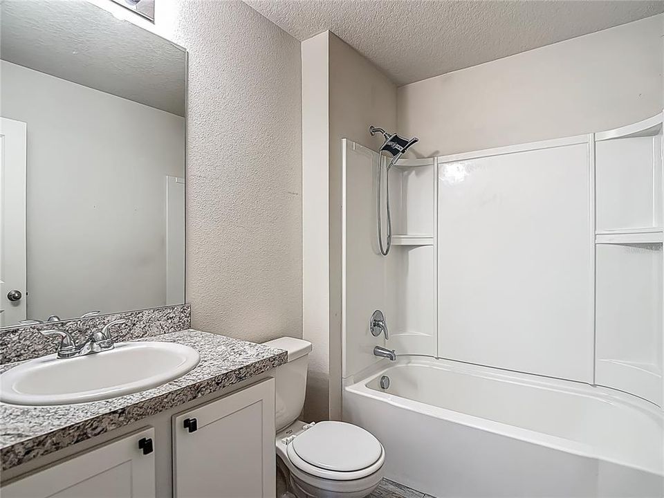 Activo con contrato: $289,900 (4 camas, 2 baños, 1437 Pies cuadrados)