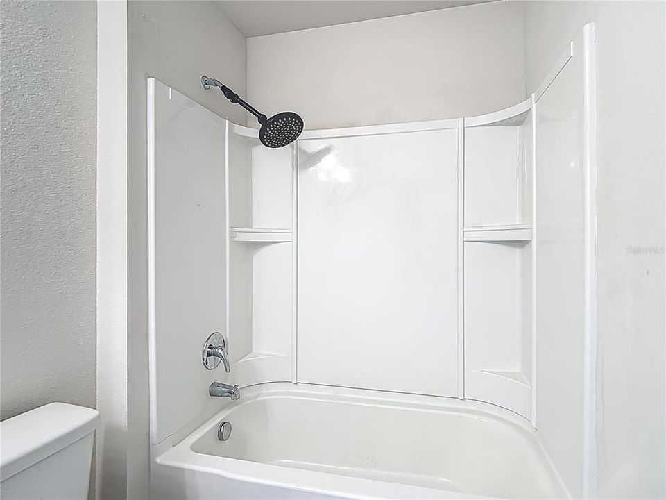 Activo con contrato: $289,900 (4 camas, 2 baños, 1437 Pies cuadrados)