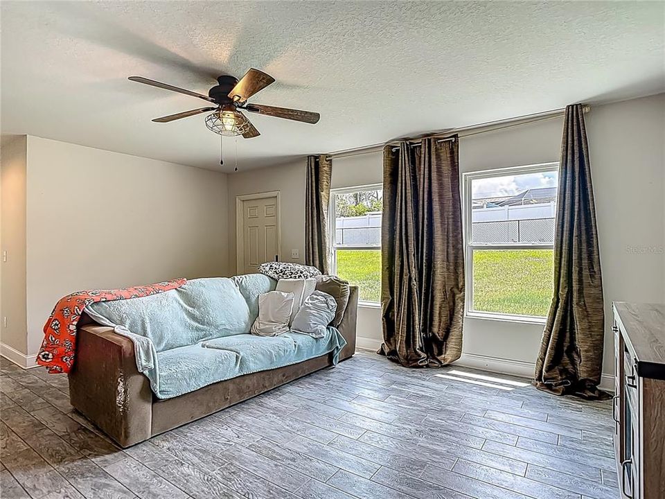 Activo con contrato: $289,900 (4 camas, 2 baños, 1437 Pies cuadrados)