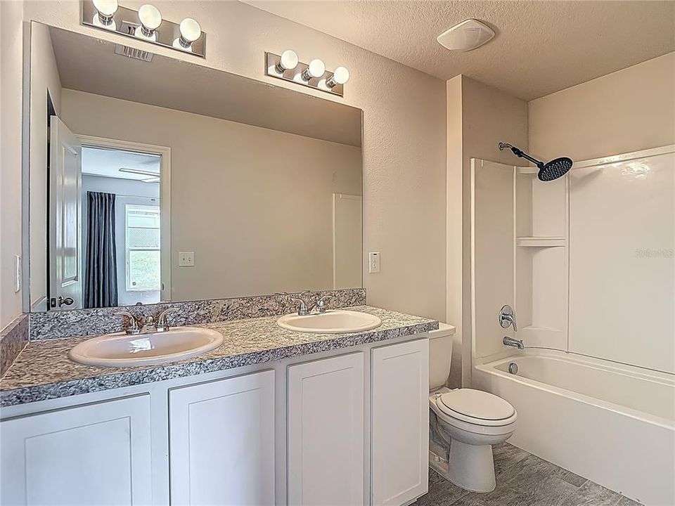 Activo con contrato: $289,900 (4 camas, 2 baños, 1437 Pies cuadrados)