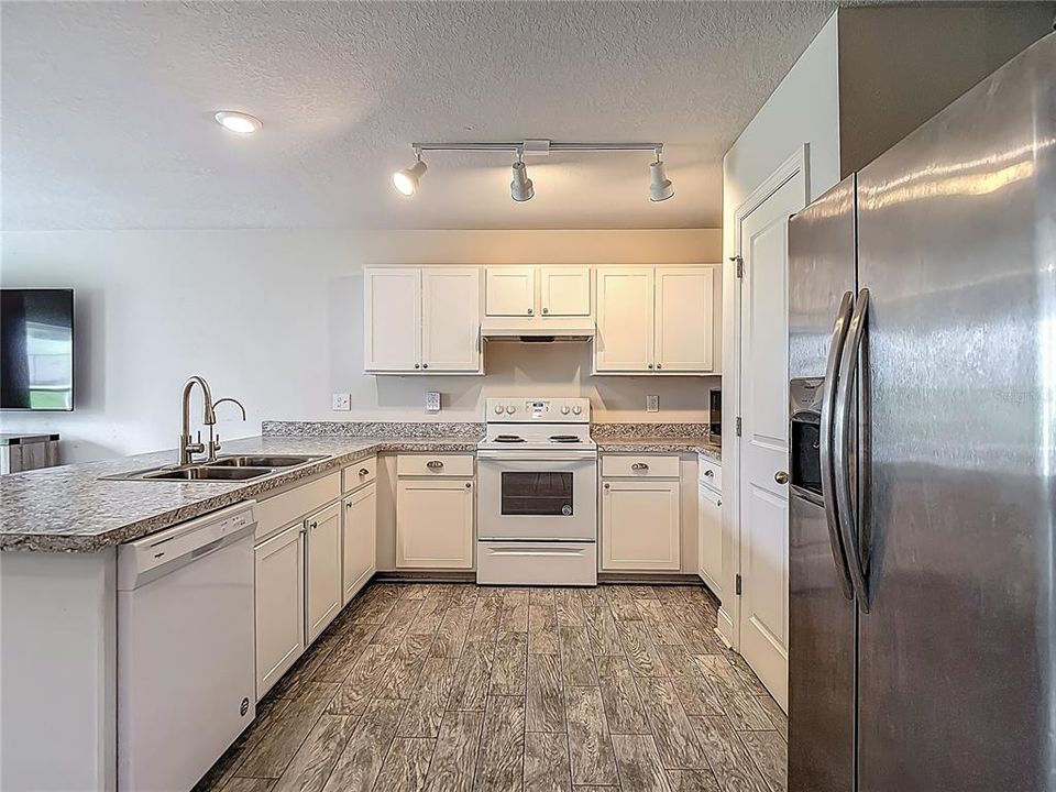 Activo con contrato: $289,900 (4 camas, 2 baños, 1437 Pies cuadrados)