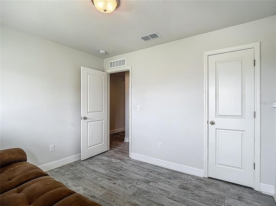 Activo con contrato: $289,900 (4 camas, 2 baños, 1437 Pies cuadrados)