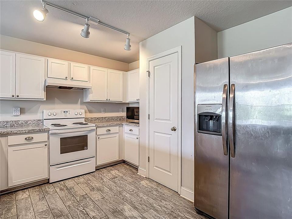 Activo con contrato: $289,900 (4 camas, 2 baños, 1437 Pies cuadrados)