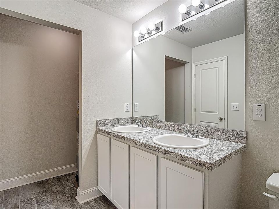 Activo con contrato: $289,900 (4 camas, 2 baños, 1437 Pies cuadrados)