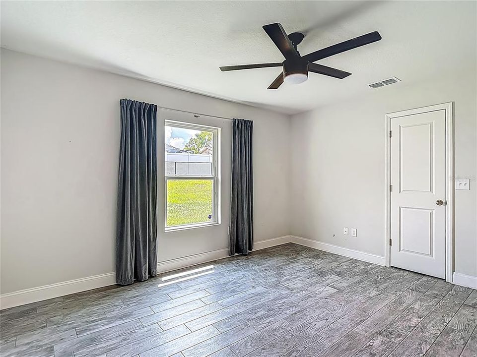 Activo con contrato: $289,900 (4 camas, 2 baños, 1437 Pies cuadrados)